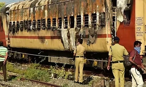 ரெயிலில் தீ விபத்து; சென்னை-மதுரை செல்ல விமான டிக்கெட் இன்றி தவித்த ரெயில்வே உயரதிகாரிகள் குழு