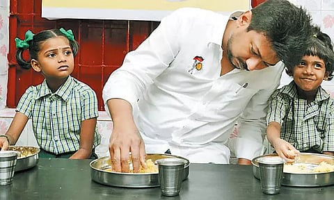 திருவல்லிக்கேணியில் அமைச்சர் உதயநிதி ஸ்டாலின் காலை உணவு திட்டத்தை தொடங்கி வைத்தார்