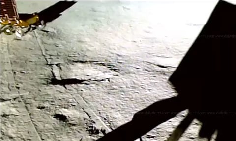 நிலவில் ஊர்ந்து செல்லும் ரோவரின் புதிய வீடியோவை வெளியிட்ட இஸ்ரோ...!!!