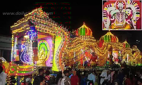 முத்து பல்லக்கில் செங்கழுநீர் அம்மன் வீதிஉலா