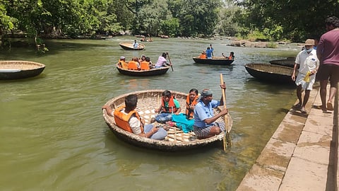 நீர்வரத்து 7 ஆயிரம் கனஅடியாக குறைந்ததுஒகேனக்கல்லில் பரிசல் இயக்க அனுமதிசுற்றுலா பயணிகள் மகிழ்ச்சி