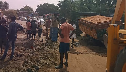 பள்ளத்தில் சிக்கிய டிராக்டரால் போக்குவரத்து நெரிசல்