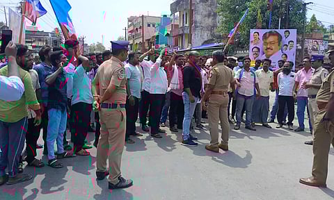 விடுதலை சிறுத்தைகள் கட்சியினர் சாலை மறியல்