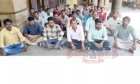 வருவாய்த்துறை அலுவலாகள் காத்திருப்பு போராட்டம்