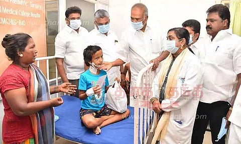 வேன் விபத்தில் காயமடைந்த மாணவர்களுக்கு சபாநாயகர் அப்பாவு ஆறுதல்