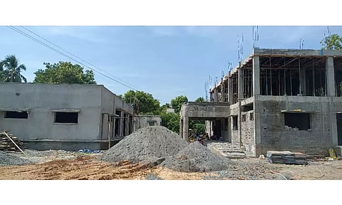 கட்டிட பணியின் போது மின்சாரம் பாய்ந்து தூக்கிவீசப்பட்ட கொத்தனார்