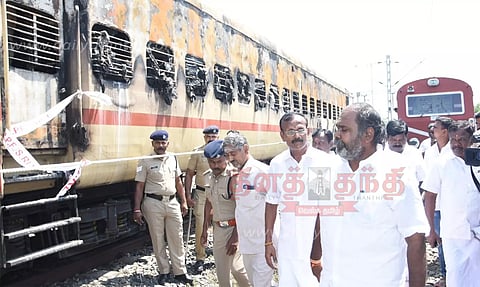 சிகிச்சை பெறும் பயணிகளுக்கு ஆர்.பி.உதயகுமார் ஆறுதல்