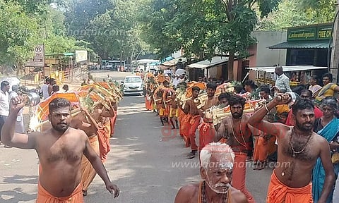 சோலைமலை முருகன் கோவிலுக்கு காவடி எடுத்து சென்ற பக்தர்கள்
