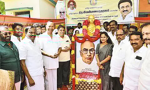 140-வது பிறந்த நாளையொட்டி திரு.வி.க. சிலைக்கு மலர் தூவி மரியாதை