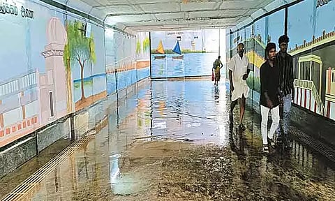 திருவள்ளூர் ரெயில் நிலையத்தில் தரமற்ற முறையில் கட்டப்பட்ட சுரங்கப்பாதையால் பயணிகள் அவதி; சீரமைக்க கோரிக்கை