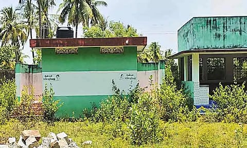 பள்ளிப்பட்டு தாலுகா அலுவலகத்தில் கழிப்பிட வசதியின்றி பொதுமக்கள் அவதி; பழுதான கட்டிடங்களை சீரமைத்து தர கோரிக்கை