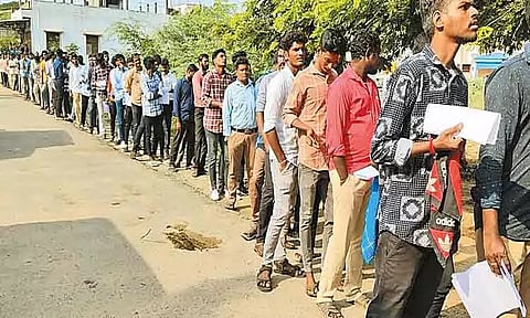 திருவள்ளூரில் நடந்த போலீஸ் சப்-இன்ஸ்பெக்டர் பணிக்கான எழுத்து தேர்வு