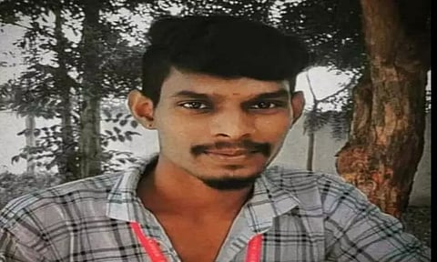 ஓட்டப்பிடாரம் அருகேலாரி மீது மோட்டார் சைக்கிள் மோதல்;பட்டதாரி வாலிபர் சாவு