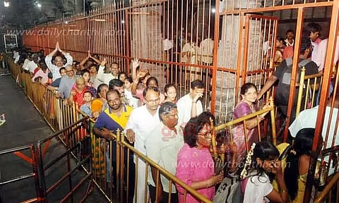 அருணாசலேஸ்வரர் கோவிலில் பக்தர்கள் கூட்டம் அலைமோதியது