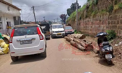 மரத்துண்டுகளால் விபத்து அபாயம்