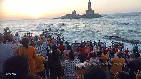 கன்னியாகுமரியில் குவிந்த சுற்றுலா பயணிகள்