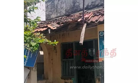 மேற்கூரை இடிந்து விழும் நிலையில் அங்கன்வாடி மையம்