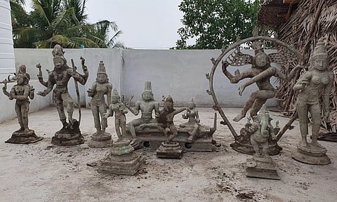வீடு கட்ட பள்ளம் தோண்டியபோது10 பழங்கால சாமி சிலைகள் கண்டெடுப்பு
