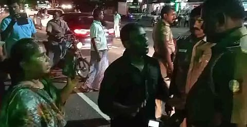 க.பரமத்திக்கு பயணிகளை ஏற்ற மறுத்த அரசு பஸ் சிறைபிடிப்பு