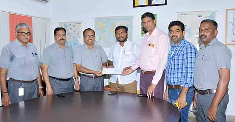 காகித ஆலை சார்பில் புகழூர் நகராட்சிக்கு ரூ.30 லட்சம் வழங்கல்