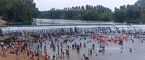 கோபி அருகே கொடிவேரி அணையில் குவிந்த சுற்றுலா பயணிகள்