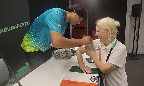 தேசிய கொடியில் ஆட்டோகிராப் கேட்ட ரசிகை... நீரஜ் சோப்ரா செயலுக்கு குவியும் பாராட்டுகள்