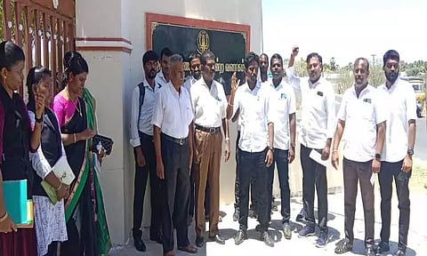 சாத்தான்குளம் நீதிமன்றம் போலீசாரை கண்டித்து வக்கீல்கள் ஆர்ப்பாட்டம்