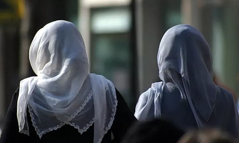 ஹிஜாப் சரியாக அணியவில்லையாம்.. இஸ்லாமிய மாணவிகளை கூனிக்குறுக வைத்த தண்டனை: ஆசிரியர் சஸ்பெண்ட்