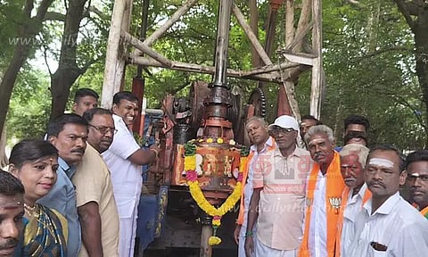 ரூ.30 லட்சத்தில் ஆழ்துளை கிணறு அமைக்கும் பணி