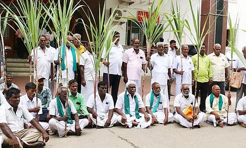 கலெக்டர் அலுவலகத்தை கரும்பு விவசாயிகள் முற்றுகை