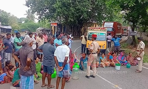 குடிநீர் கேட்டு 3 இடங்களில் பொதுமக்கள் சாலை மறியல்