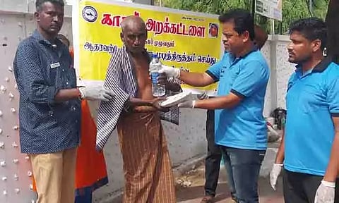 ஆதரவற்றோருக்கு முடிதிருத்தம்