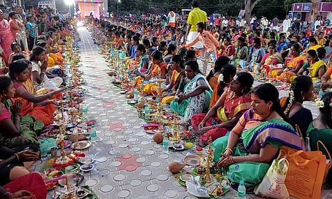 முத்துமாரியம்மன் கோவிலில் குத்துவிளக்கு பூஜை