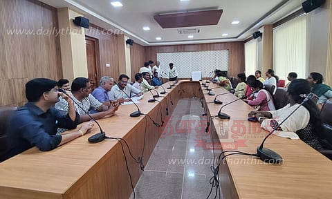 கருப்பு பட்டை அணிந்து டாக்டர்கள் உள்ளிருப்பு போராட்டம்