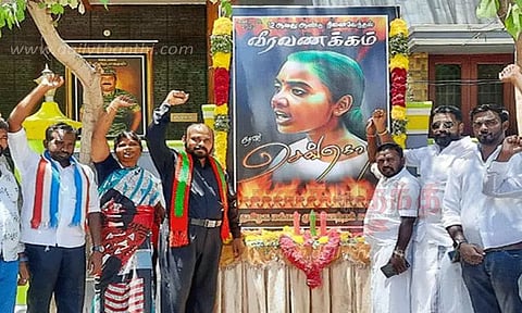 செங்கொடி படத்துக்கு மலர் தூவி மரியாதை