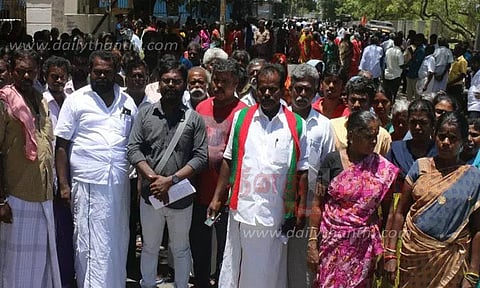 பட்டுப்புழு விவசாயிகளுக்கு இழப்பீட்டு தொகை வழங்கக்கோரி கலெக்டரிடம் மனு