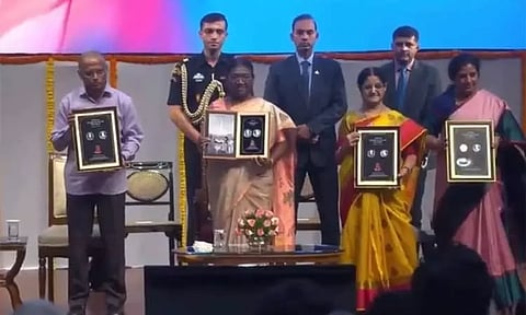 ஆந்திர முன்னாள் முதல்-மந்திரி என்.டி.ஆர். நினைவாக நாணயம் - ஜனாதிபதி திரவுபதி முர்மு வெளியிட்டார்