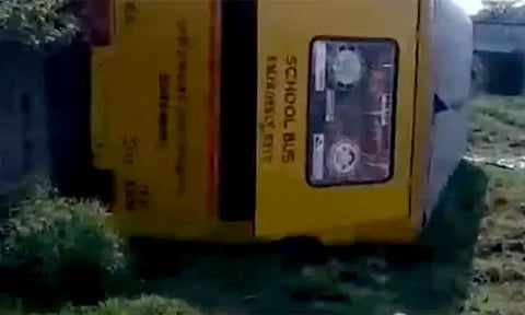 கடலூர்: ரெயில்வே கேட் அருகே பள்ளி வேன் கவிழ்ந்து விபத்து; டிரைவரின் அலட்சியத்தால் விளையாட்டாக கியரை இயக்கிய குழந்தைகள்