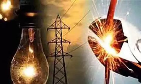 உயர்மின் அழுத்தம் - 20 வீடுகளில் மின்சார ஒயர்கள் எரிந்தன ...குழந்தைகள் உள்பட 4 பேர் தீக்காயம்