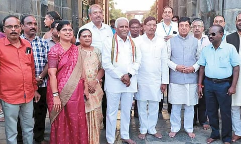 காஞ்சீபுரம் வரதராஜப்பெருமாள் கோவிலில் நாடாளுமன்ற நிலைக்குழுவினர் சாமி தரிசனம்