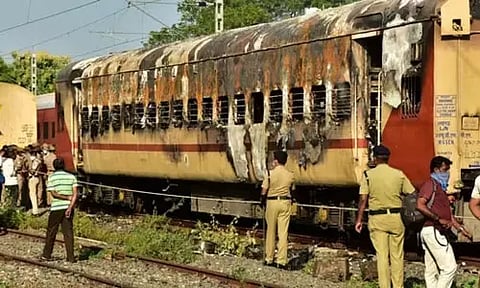 மதுரை ரெயில் பெட்டி தீ விபத்து: பாதுகாப்பு குறித்து கண்காணிக்க தவறிய 45 அதிகாரிகளுக்கு சம்மன் அனுப்ப முடிவு