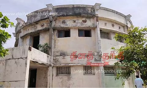 பாழடைந்த புயல் பாதுகாப்பு கட்டிடம்