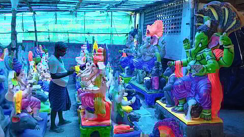 கரூரில் விநாயகர் சிலைகள் தயாரிக்கும் பணி மும்முரம்