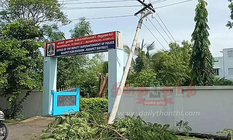 சூறைக்காற்றுடன் பெய்த கனமழையால் மின்கம்பங்கள் சேதம்