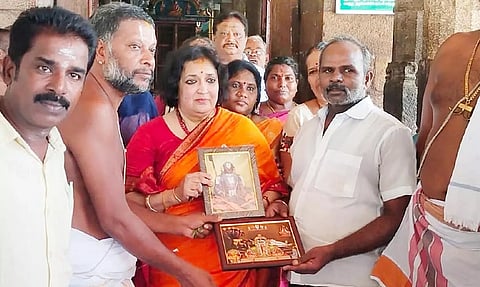 ஸ்ரீரங்கம் கோவிலில் லதா ரஜினிகாந்த் சாமி தரிசனம்