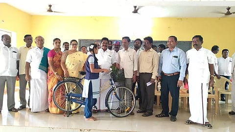 மாணவ- மாணவிகளுக்கு விலையில்லா சைக்கிள்