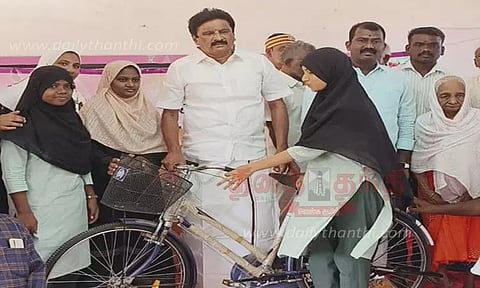 மேலப்பாளையம் முஸ்லிம் பள்ளியில் 87 மாணவிகளுக்கு இலவச சைக்கிள்