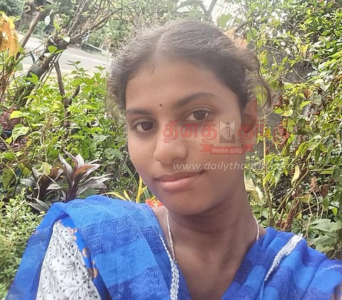 பள்ளி வளாகத்தில் மரம் முறிந்து விழுந்து பத்தாம் வகுப்பு மாணவி பலி