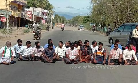 தார் சாலை அமைக்கக்கோரி பொதுமக்கள் சாலை மறியல்