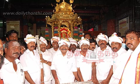 அ.தி.மு.க. மாநாடு வெற்றி:பழமுதிர்சோலையில் தங்கத்தேர் இழுத்து சிறப்பு வழிபாடு- ராஜன் செல்லப்பா எம்.எல்.ஏ. ஏற்பாட்டில் நடந்தது